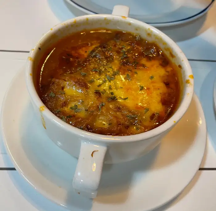 치즈가 듬뿍 올라간 따뜻한 어니언 스프