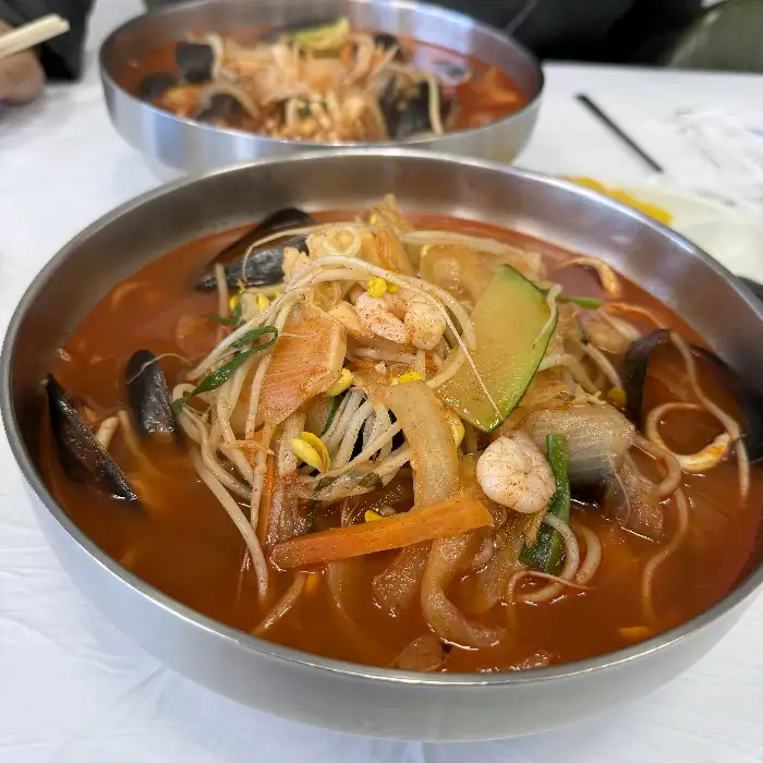 푸짐한 해산물이 가득한 짬뽕