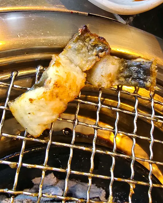 잘 익어가는 장어 조각