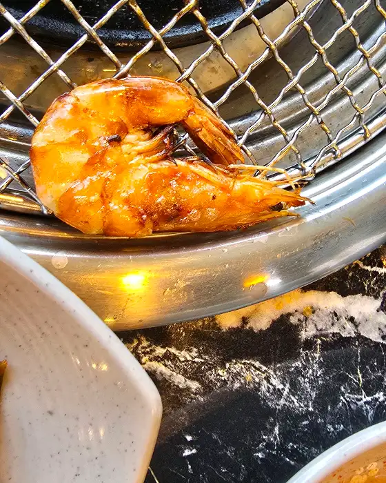 서비스로 나온 통통한 새우