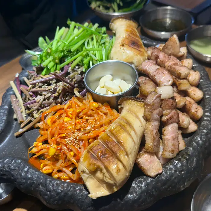 다양한 곁들임 채소와 함께 세팅된 삼겹살
