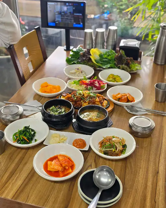 테이블에 차려진 푸짐한 쌈밥 정식 상차림