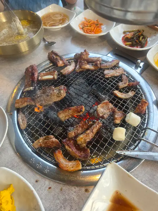 불판 위에서 맛있게 익어가는 생갈비