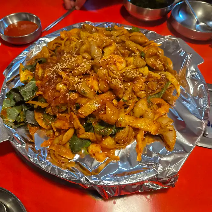 한입 가득 떠서 맛보는 곱창볶음