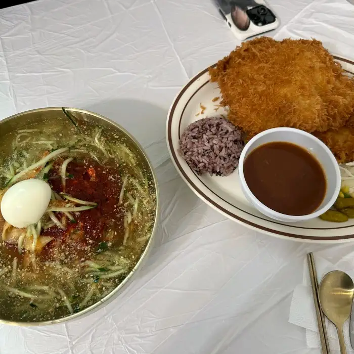 냉면과 돈까스가 함께 나온 한상차림