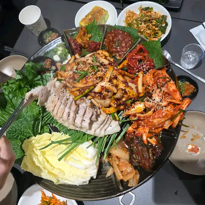 푸짐하게 차려진 갑오징어 보쌈 한 상
