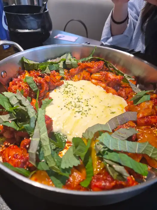 치즈가 듬뿍 올라간 닭갈비