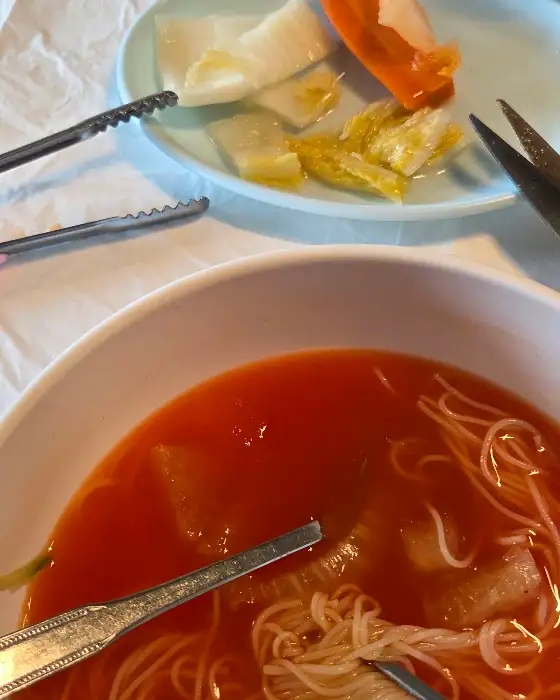 동치미 국물과 곁들임 반찬