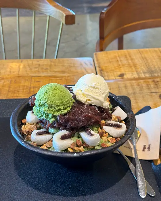 녹차와 아이스크림이 올라간 팥빙수
