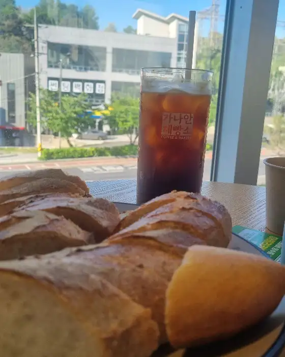 창밖 풍경과 함께 놓인 커피와 빵