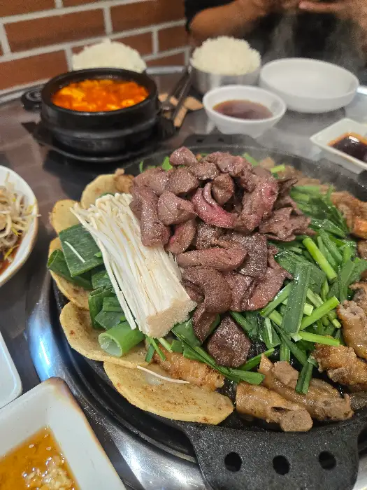 기본으로 제공되는 순두부찌개와 신선한 육회