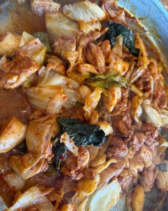 잘 볶아진 닭갈비 볶음밥