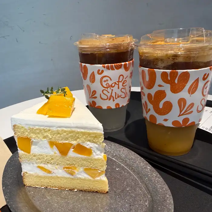 망고 케이크와 음료