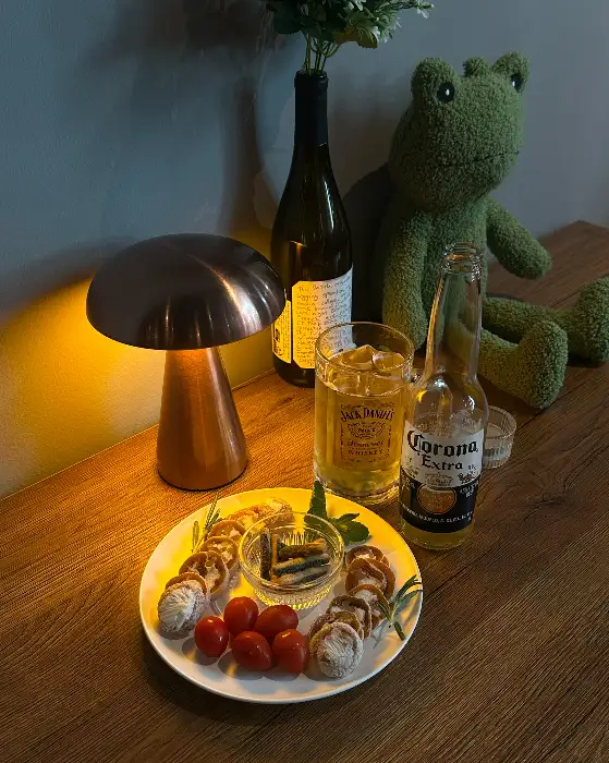 버섯 모양 램프와 함께 놓인 맥주, 와인, 안주