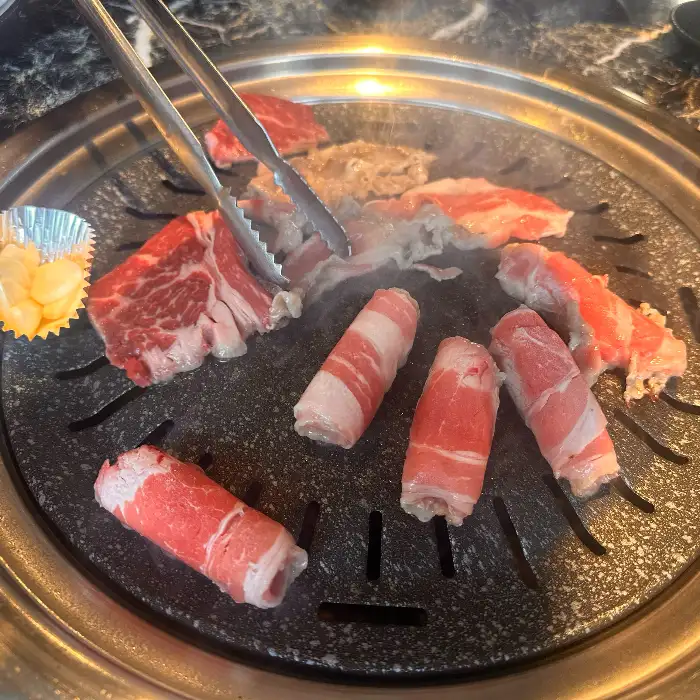 집게로 집어 올린 고기