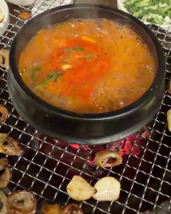 김이 모락모락 나는 뜨끈한 된장찌개