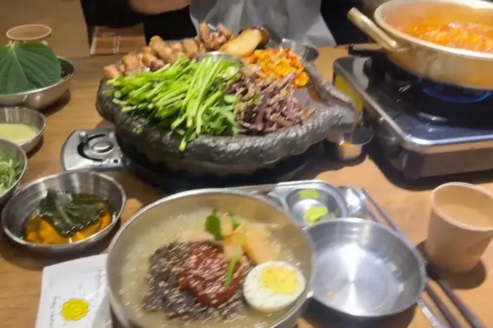 테이블에 놓인 다양한 음식들과 함께 찍은 사진