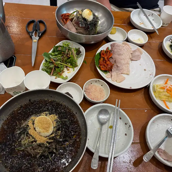 푸짐한 양념과 회무침이 올라간 비빔막국수