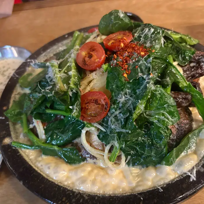 크림 소스에 버무려진 파스타와 닭고기