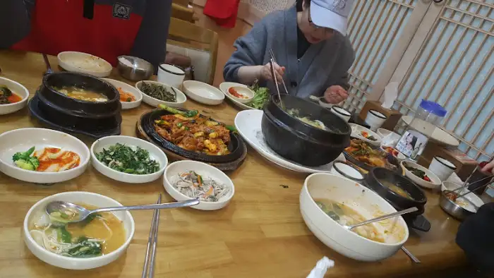 다양한 음식이 차려진 테이블