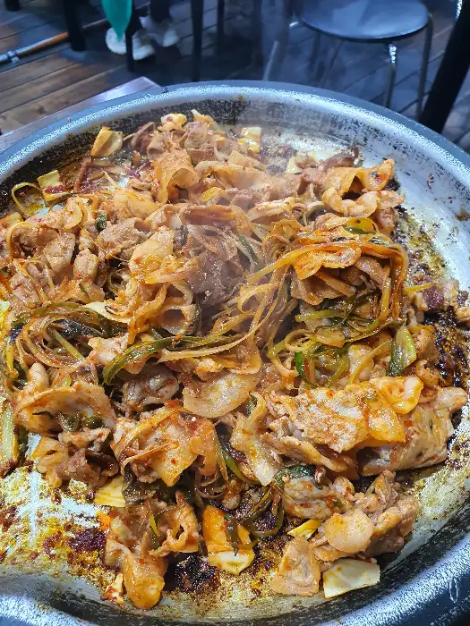 볶음밥과 함께 곁들여진 음식들