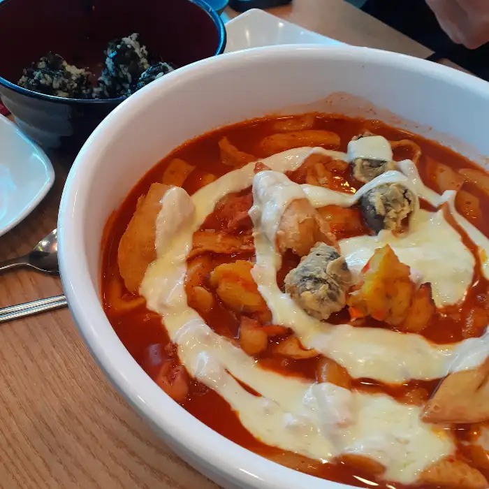 떡볶이와 함께 제공된 튀김