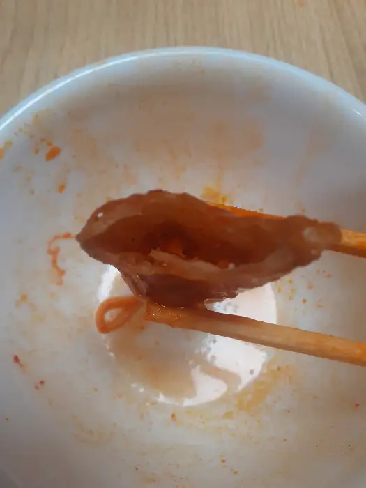 젓가락으로 집은 떡볶이