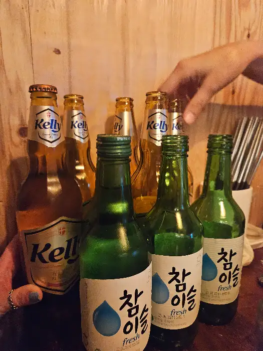 다양한 종류의 맥주와 소주병