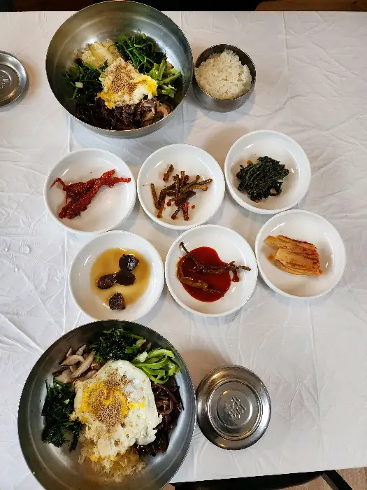 다양한 나물과 반찬이 담긴 비빔밥