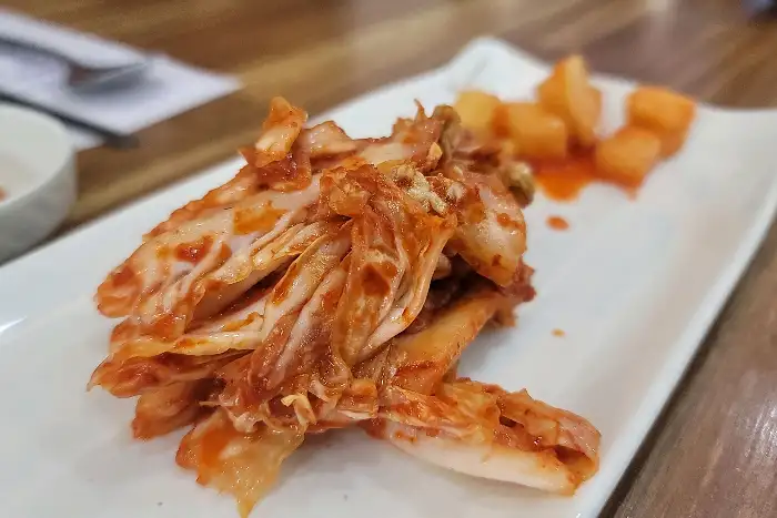 신선한 겉절이와 깍두기