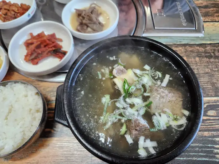 갈비탕 한 그릇과 함께 나온 깍두기, 멸치볶음, 밥이 정갈하게 차려진 모습