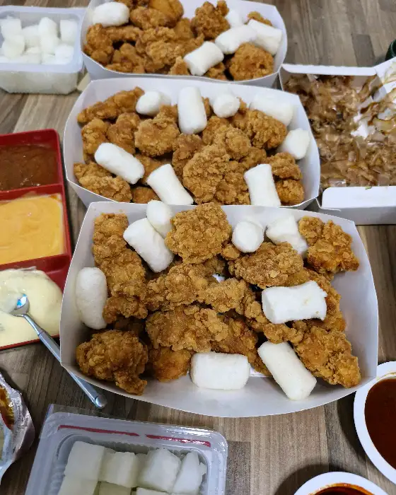 다양한 닭강정과 떡이 함께 담긴 푸짐한 구성