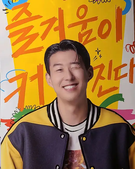 활짝 웃는 남성 모델