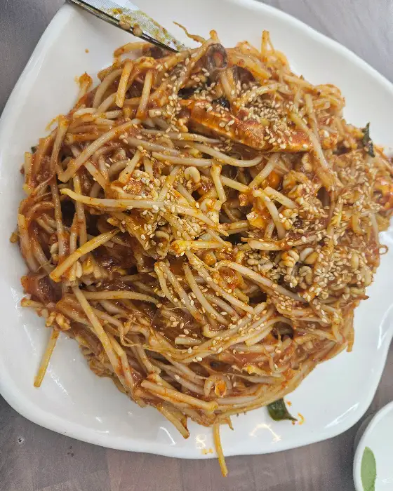 접시에 담긴 대구뽈찜의 클로즈업 사진