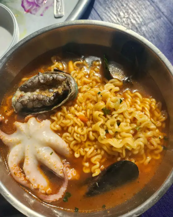 해물라면 속 낙지와 전복