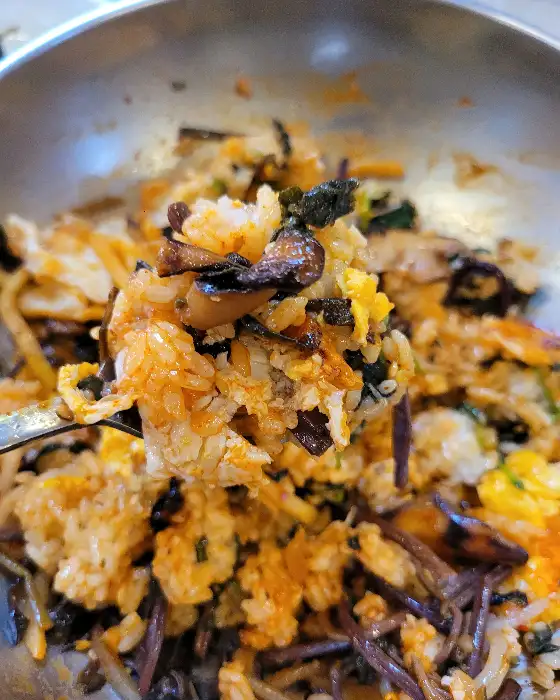산채비빔밥 비비는 모습