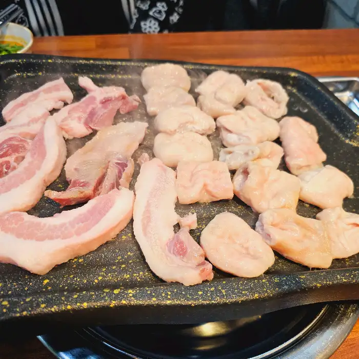 익어가는 생막창과 삼겹살
