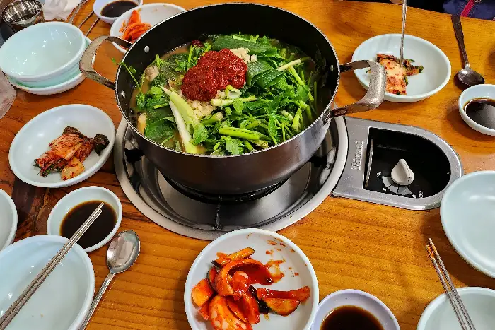 테이블에 차려진 메기매운탕과 반찬들