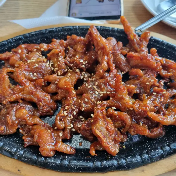 매콤한 양념의 닭발