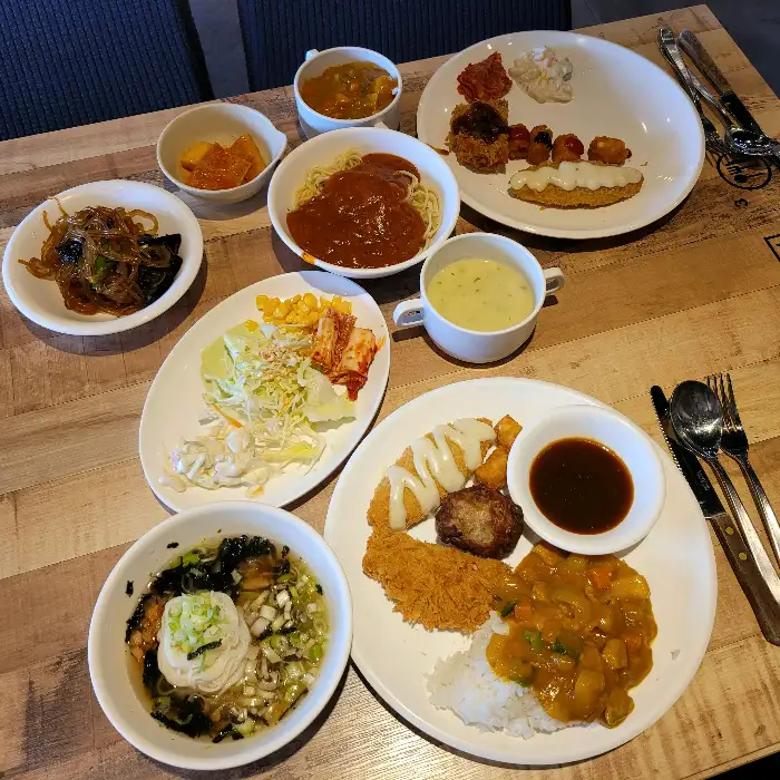 다양한 메뉴가 차려진 테이블