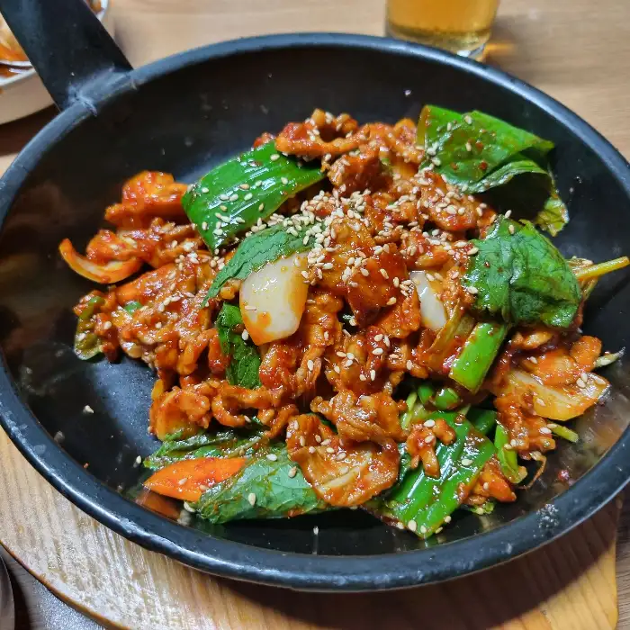양념이 잘 배인 돼지고기 요리