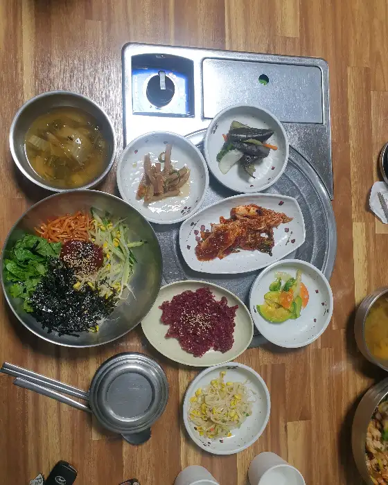 다양한 반찬과 메인 요리가 차려진 식탁