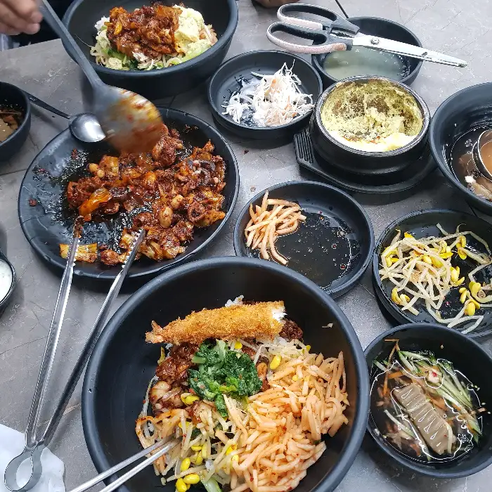 푸짐하게 차려진 한상차림