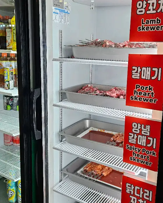냉장고에 보관된 다양한 종류의 꼬치