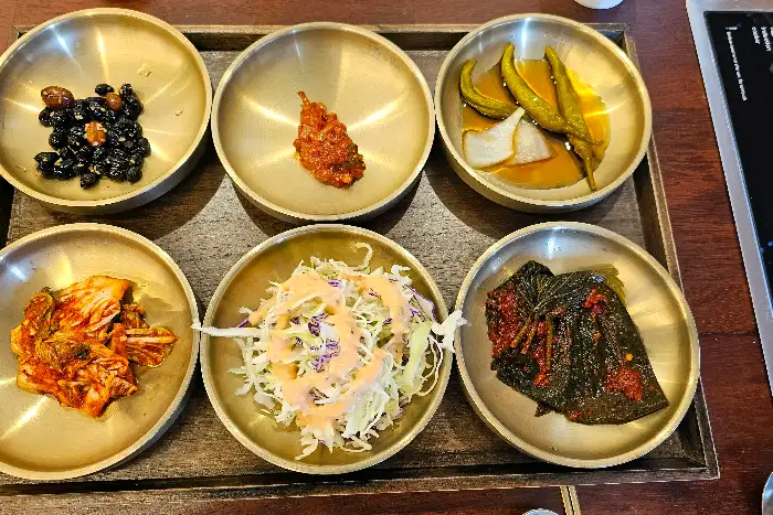 정갈하게 차려진 밑반찬