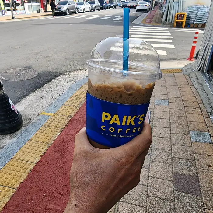 빽다방 커피 잔