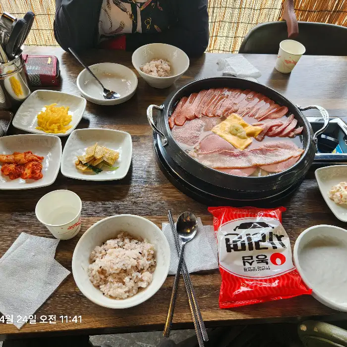 부대찌개와 함께 나온 밑반찬, 밥, 라면사리 모습