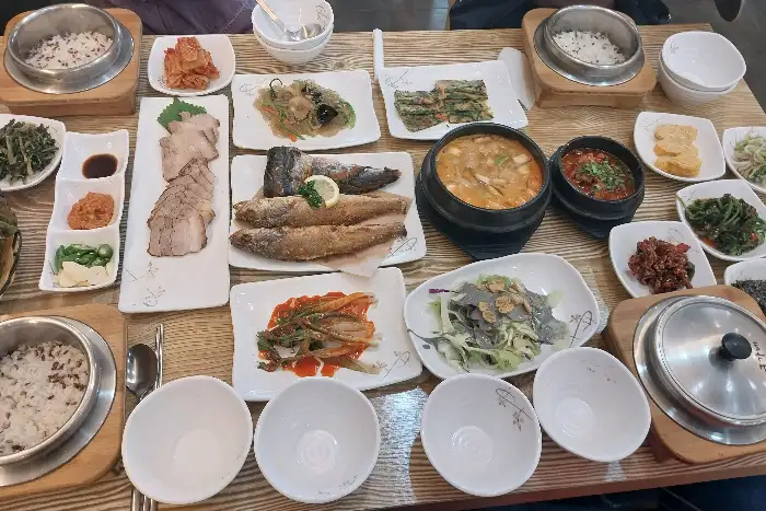 푸짐하게 차려진 한상차림 사진