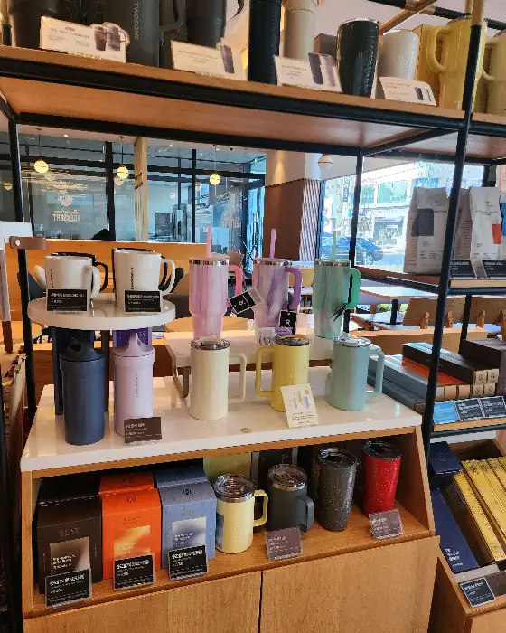 다양한 색상의 텀블러와 머그컵