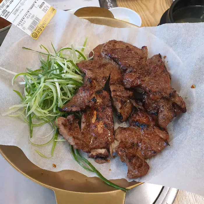 정갈한 밑반찬과 함께 나온 갈비